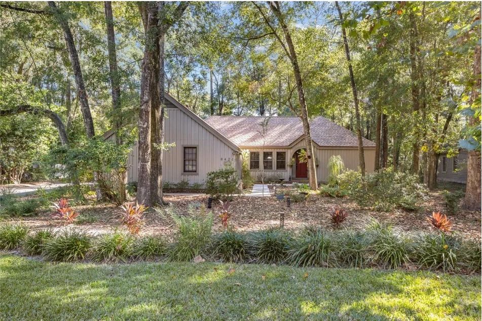 Board-and-Batten Ranch with Vaulted Living Room in Gainesville, Florida