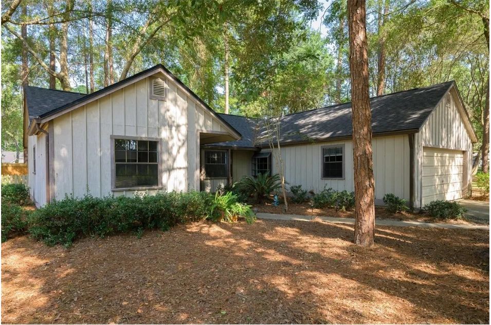 L-Shaped Ranch Among Mature Trees in Gainesville, Florida